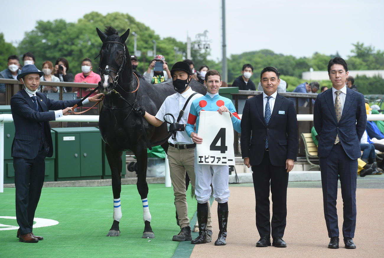 東京5R、エピファニーの口取りに並ぶ宮田師（左端）、右から3人目はレーン騎手（撮影・柴田隆二）