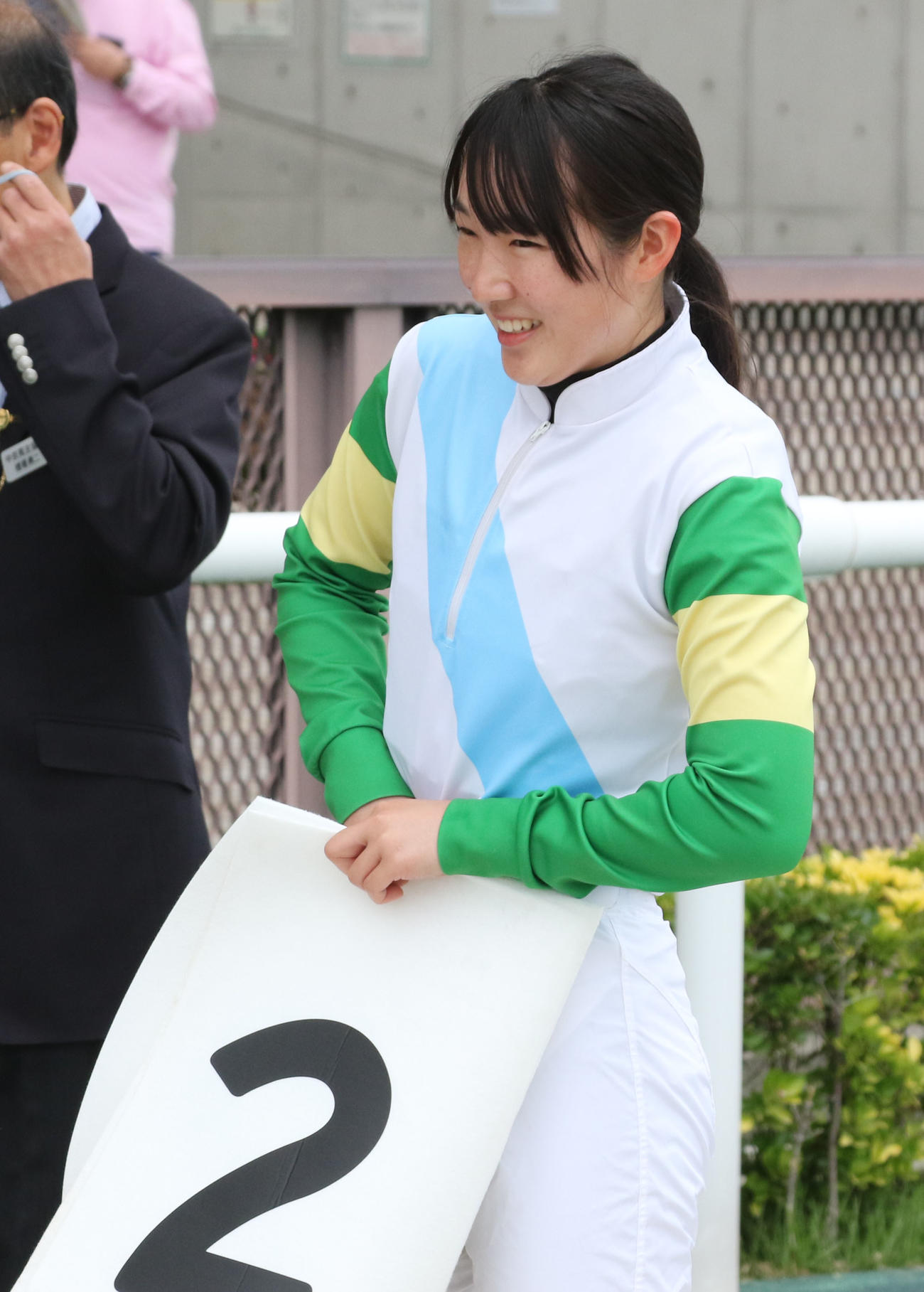 中京1Rをガレットジョーカーで勝ち、笑顔を見せる永島まなみ騎手（撮影・渦原淳）