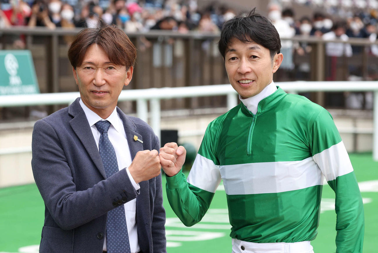 東京7R、ダイナストーンで4歳上牝馬1勝クラスを制した蛯名正師（右）と武豊騎手（撮影・丹羽敏通）