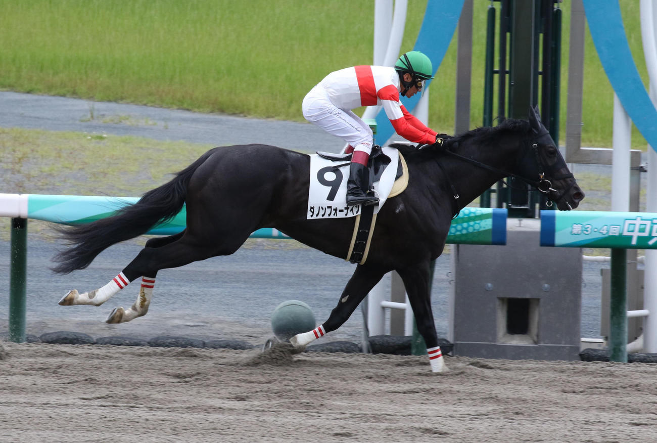 中京2R、1着のダノンフォーナイン（撮影・渦原淳）