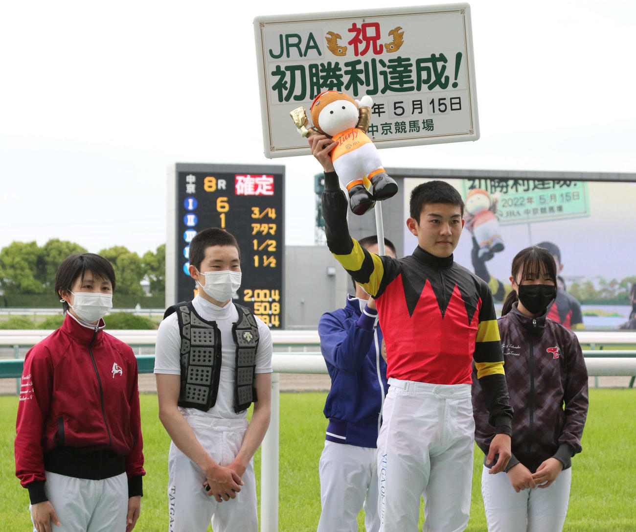 中京8R、4歳上1勝クラスをキゾクで初勝利を達成し騎手仲間の祝福を受ける大久保騎手（撮影・渦原淳）