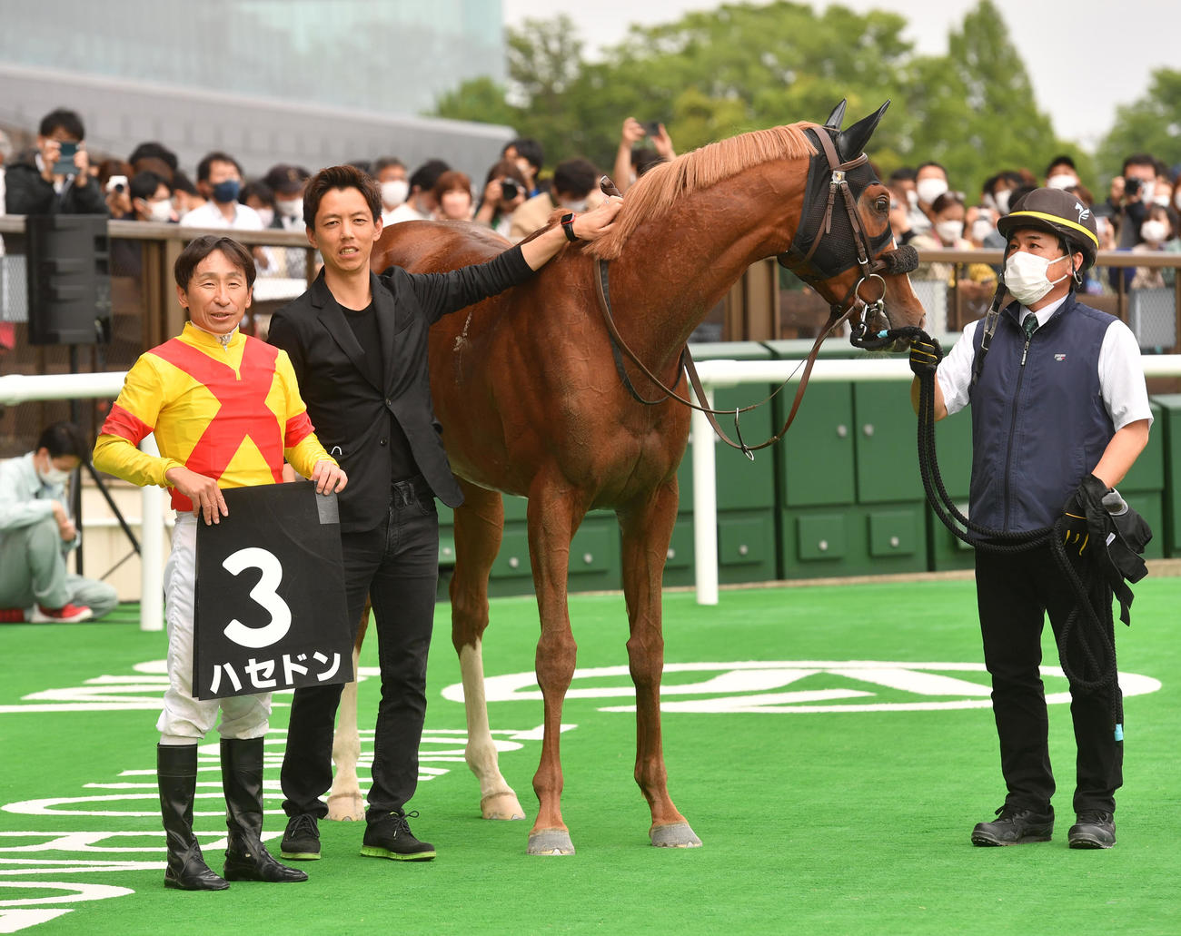 青竜S　1着ハセドンと横山典弘騎手、安田翔伍調教師（撮影・柴田隆二）