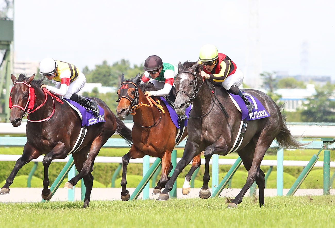 昨年の宝塚記念を制したクロノジェネシス（右）（2021年6月27日撮影）