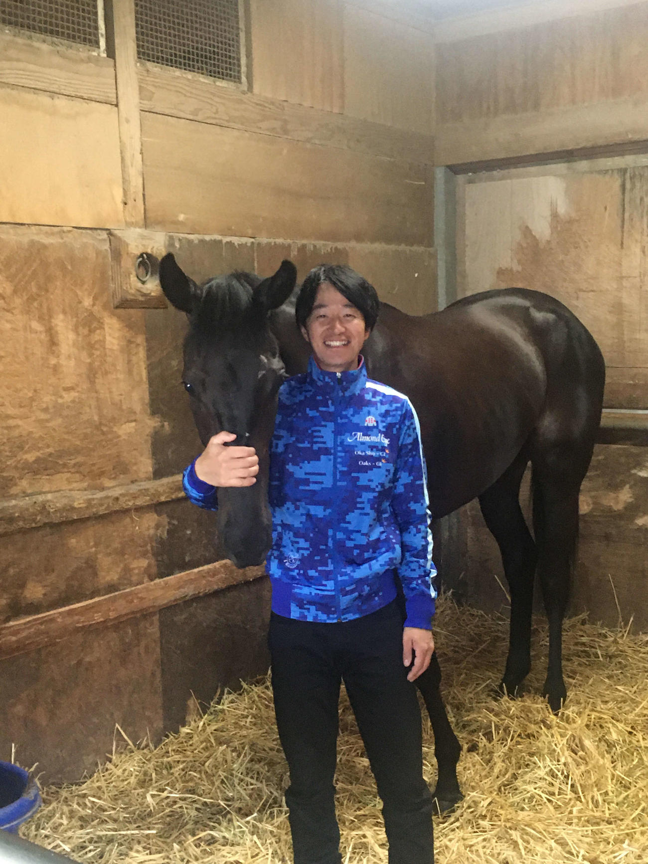 馬房内で中村助手とエリカヴィータの2ショット