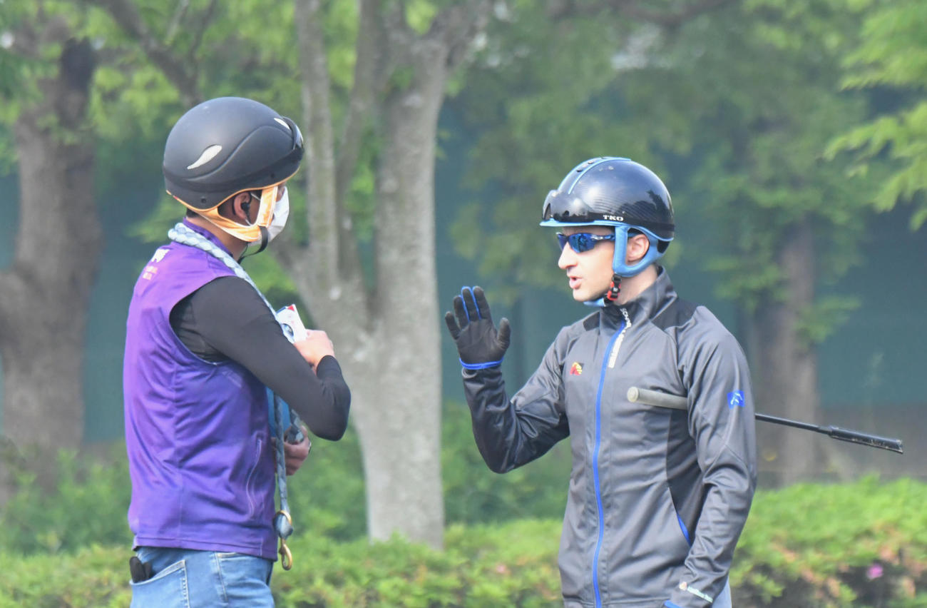スターズオンアースの追い切りを終えたルメール騎手（右）と話す高柳瑞調教師（撮影・酒井清司）