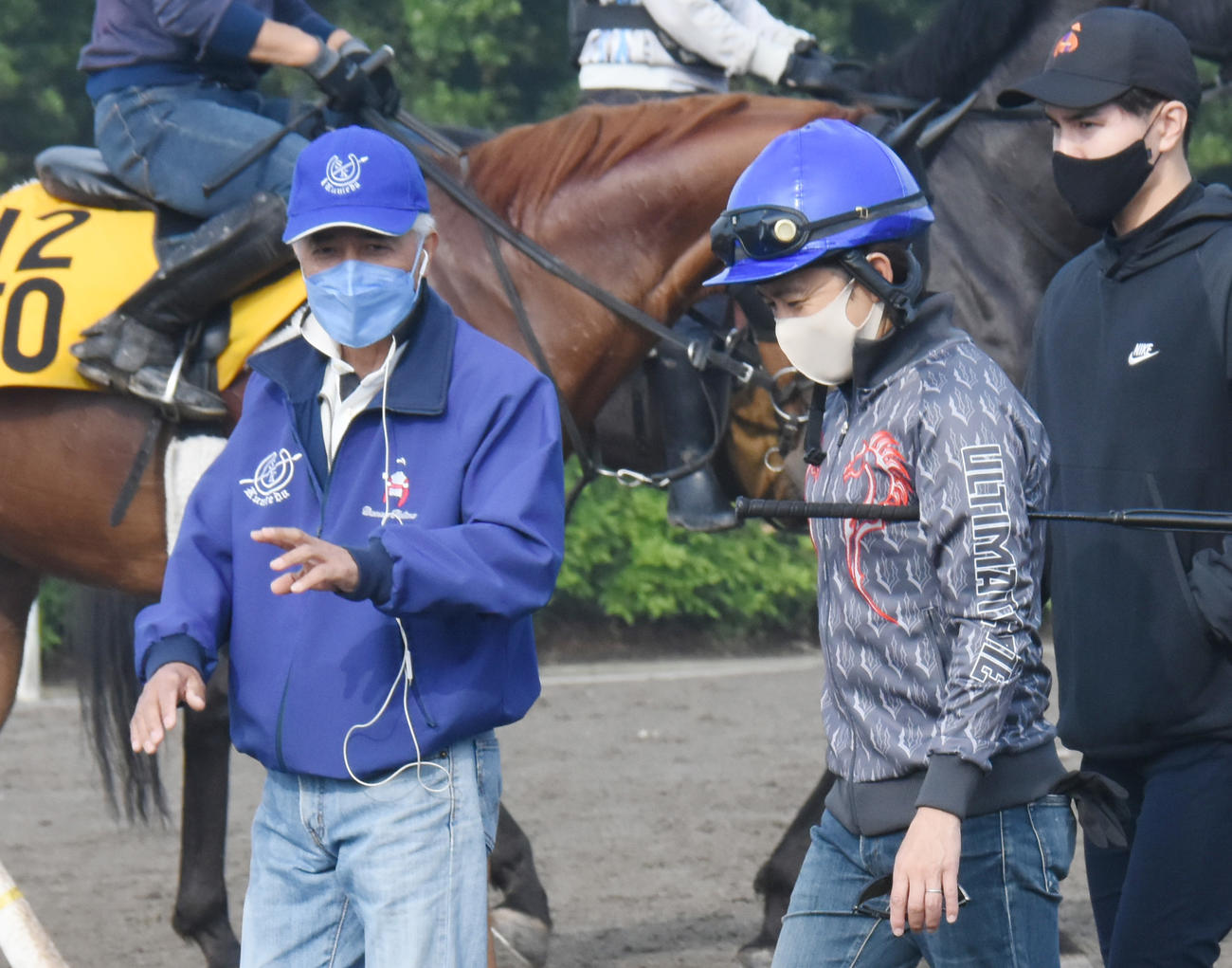 福永騎手（右）に、調教の指示をする国枝調教師（撮影・酒井清司）