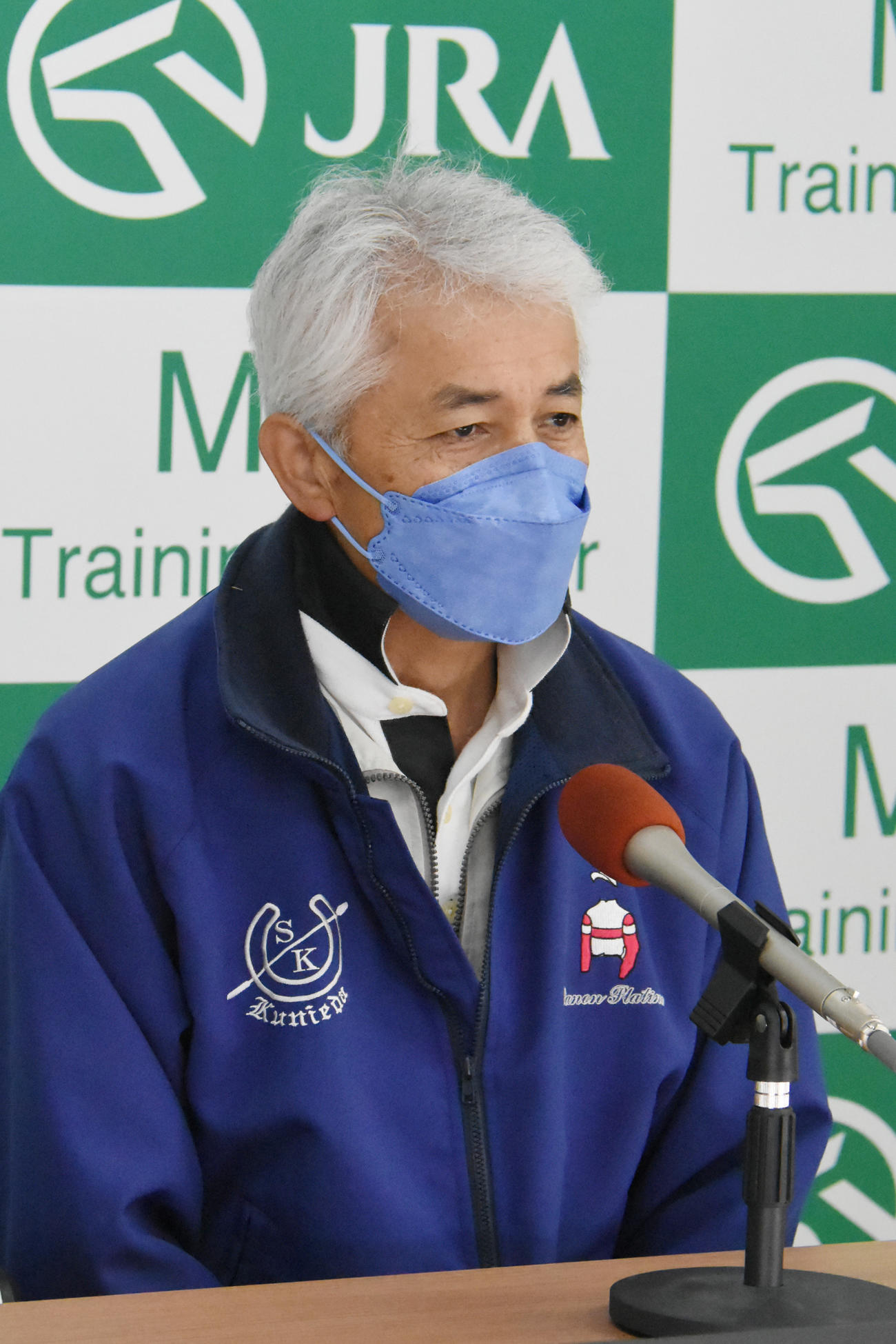 調教を終え、共同会見する国枝調教師（撮影・酒井清司）