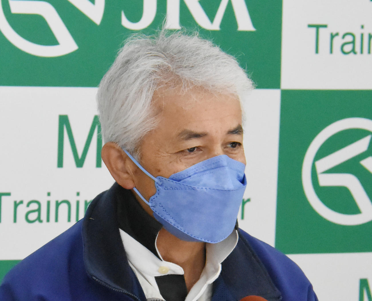 調教を終え、共同会見する国枝調教師（撮影・酒井清司）