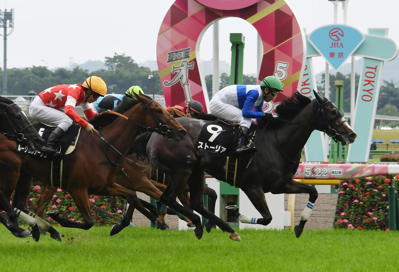 カーネーションカップを快勝したストーリアと戸崎圭太騎手。左は2着のルージュリナージュと菅原明良騎手
