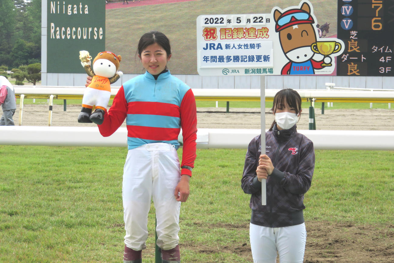 新潟3RでJRA新人女性騎手の年間最多勝記録を更新する10勝目を挙げた今村聖奈騎手（左）