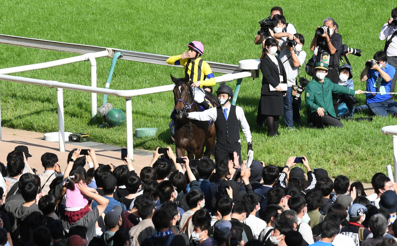 オークスを制したスターズオンアースのルメール騎手は、ファンの拍手に投げキッスで応えた