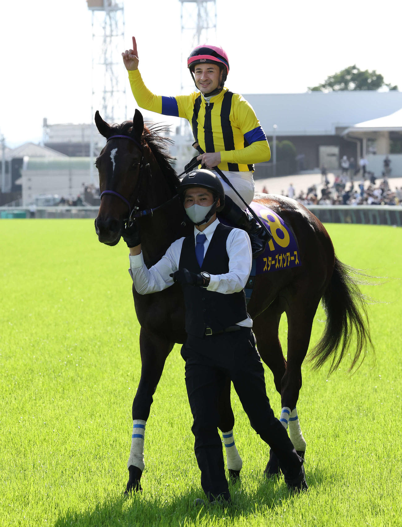 スターズオンアースでオークスを制して喜ぶC・ルメール騎手（撮影・丹羽敏通）