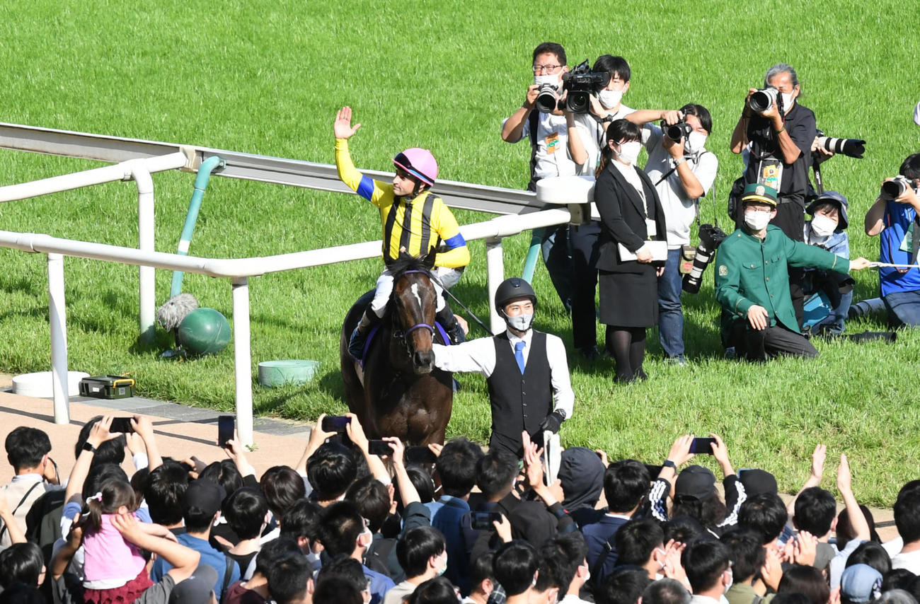 オークスを制したスターズオンアースのルメール騎手はファンに投げキッスで応えた（撮影・酒井清司）