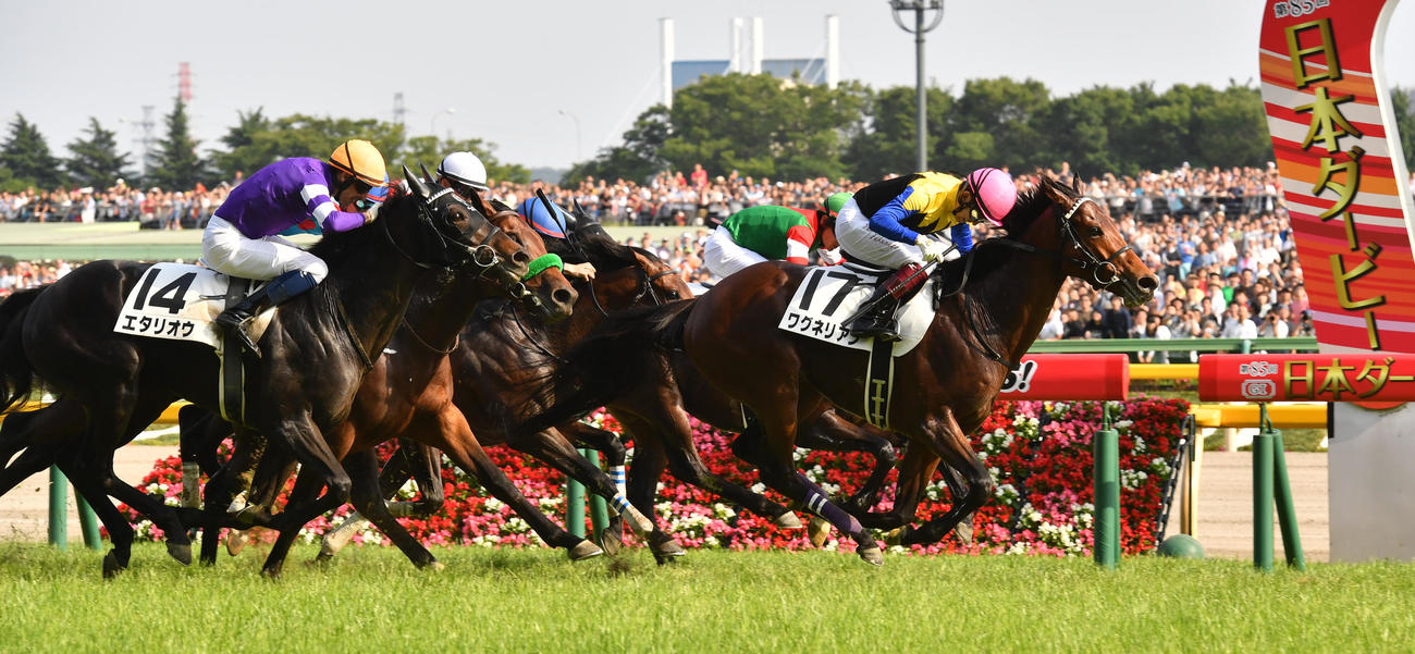 18年5月、ダービーを制したワグネリアン（右端）