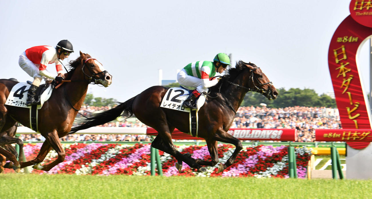 17年5月、日本ダービーを制したレイデオロ（右）
