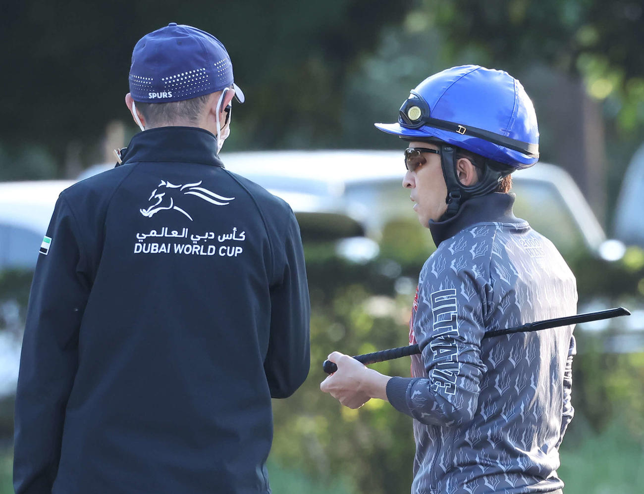 調教を前に木村師（左）と話す福永騎手（撮影・丹羽敏通）