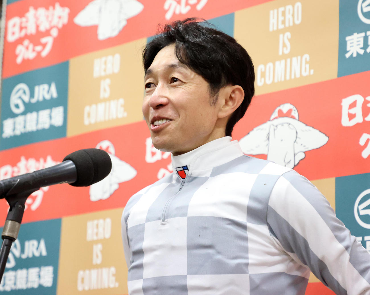 優勝者インタビューで笑顔を見せる武豊騎手（撮影・鈴木正人）