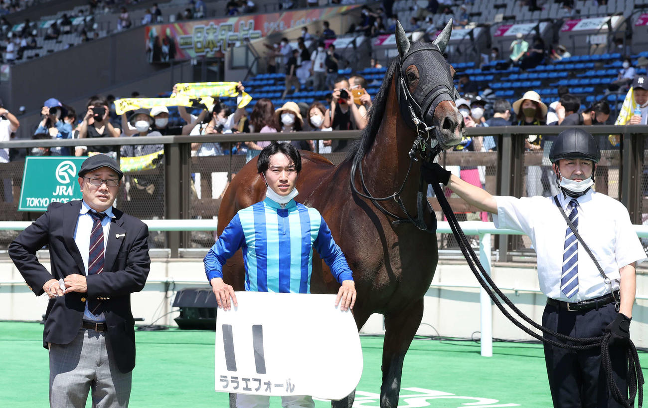 東京1R、ララエフォールでJRA通算100勝を達成した和田雄二師（左）。中央は菅原明良騎手（撮影・丹羽敏通）