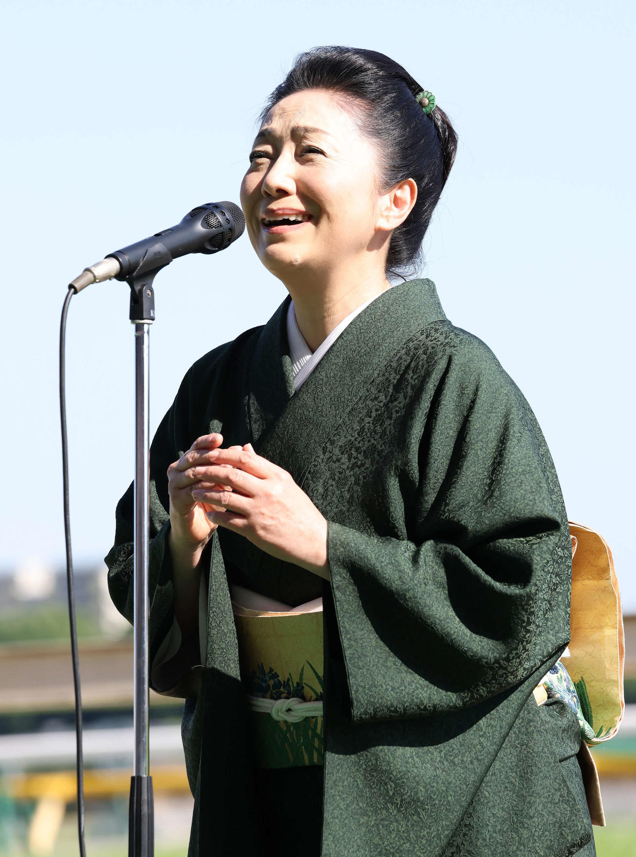 君が代を独唱する石川さゆり（撮影・丹羽敏通）