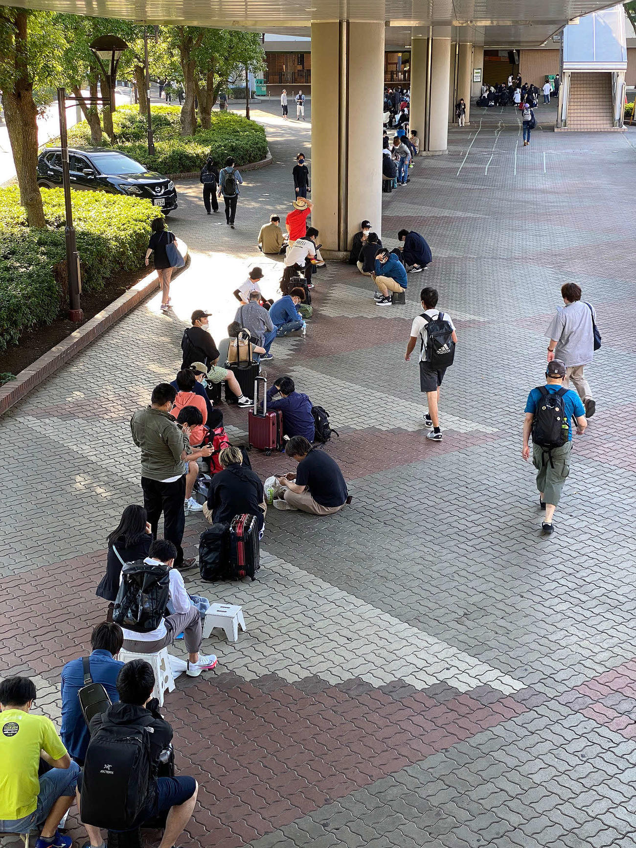 西門で行列をつくる競馬ファン（撮影・丹羽敏通）