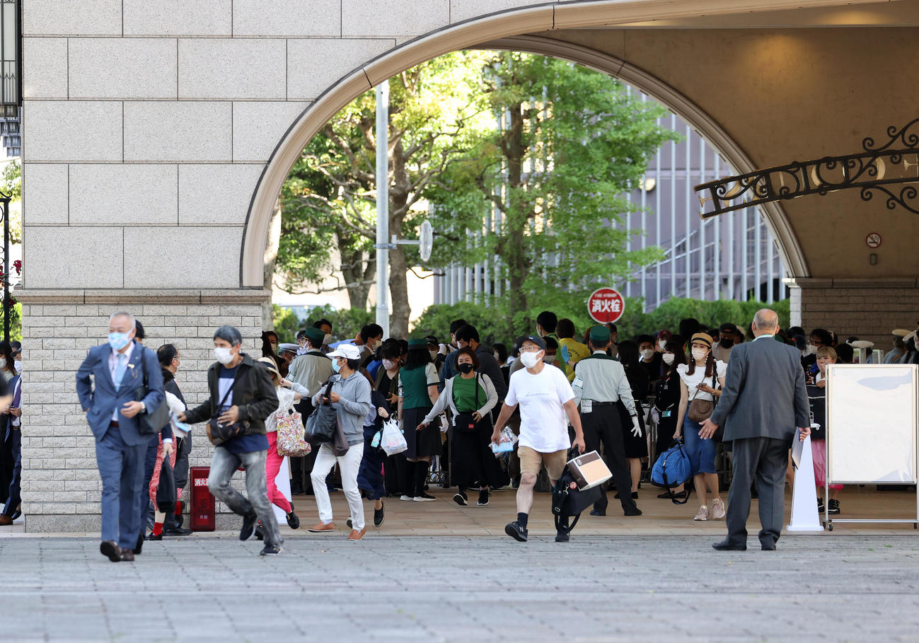 午前8時10分頃、開門する正面入口（撮影・鈴木正人）
