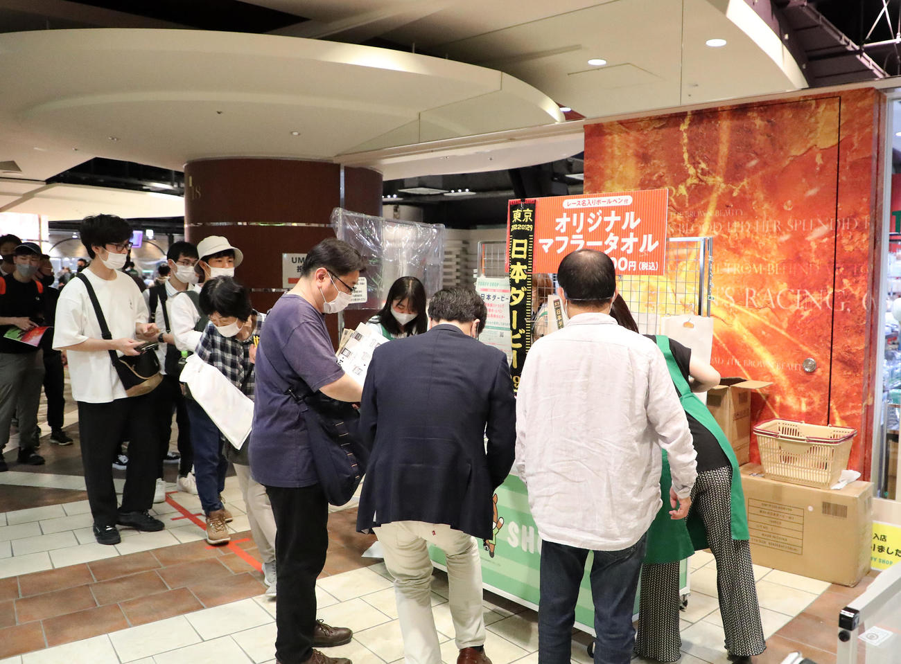 午前9時20分頃、ターフショップの様子（撮影・鈴木正人）