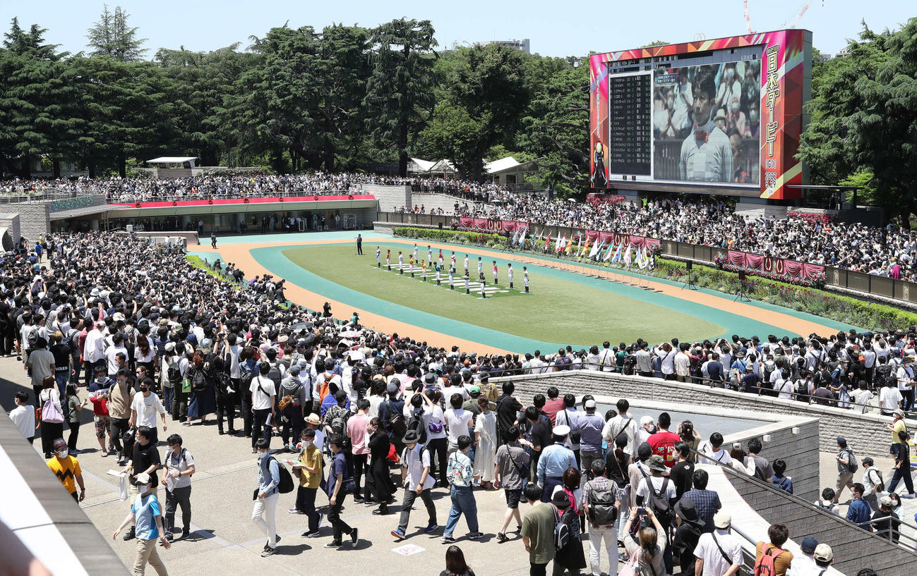 パドックで行われたダービーで騎乗するジョッキー紹介（撮影・丹羽敏通）