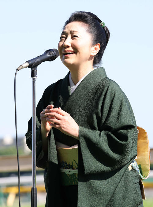 君が代を独唱する石川さゆり（撮影・丹羽敏通）