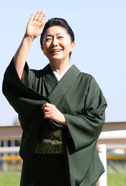君が代を独唱し、手を振る石川さゆり（撮影・丹羽敏通）
