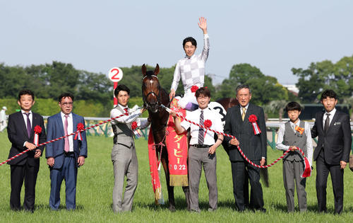 ダービーを制したドウデュースと武豊騎手。左端は友道師（撮影・丹羽敏通）