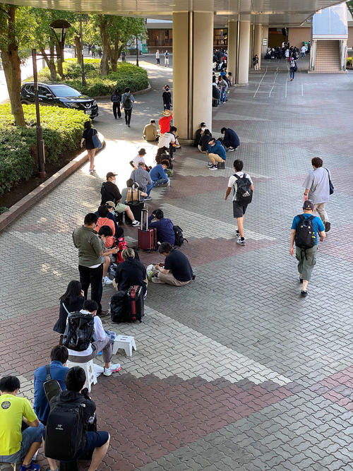 写真特集 ダービーデーの東京競馬場ドキュメント 開門前から長蛇の列に 開門ダッシュ も 競馬ライブ速報 日刊スポーツ