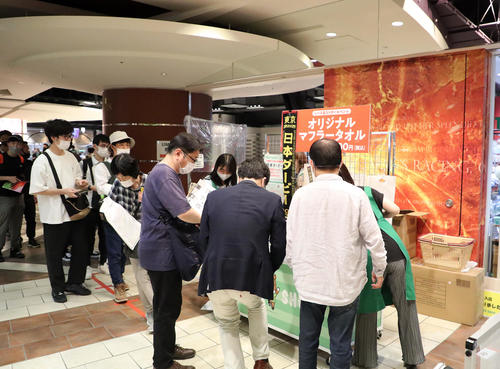 午前9時20分頃、ターフショップの様子（撮影・鈴木正人）