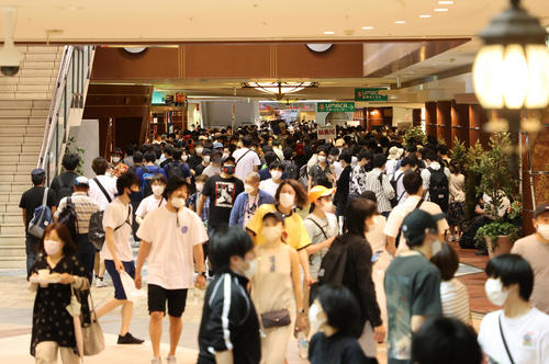 午後0時10分頃、飲食店街は人があふれていた（撮影・鈴木正人）