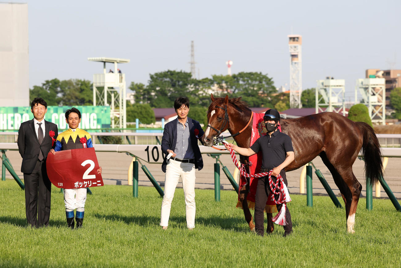 目黒記念を制したボッケリーニと口取りする浜中俊騎手（左から2人目）と関係者（撮影・丹羽敏通）