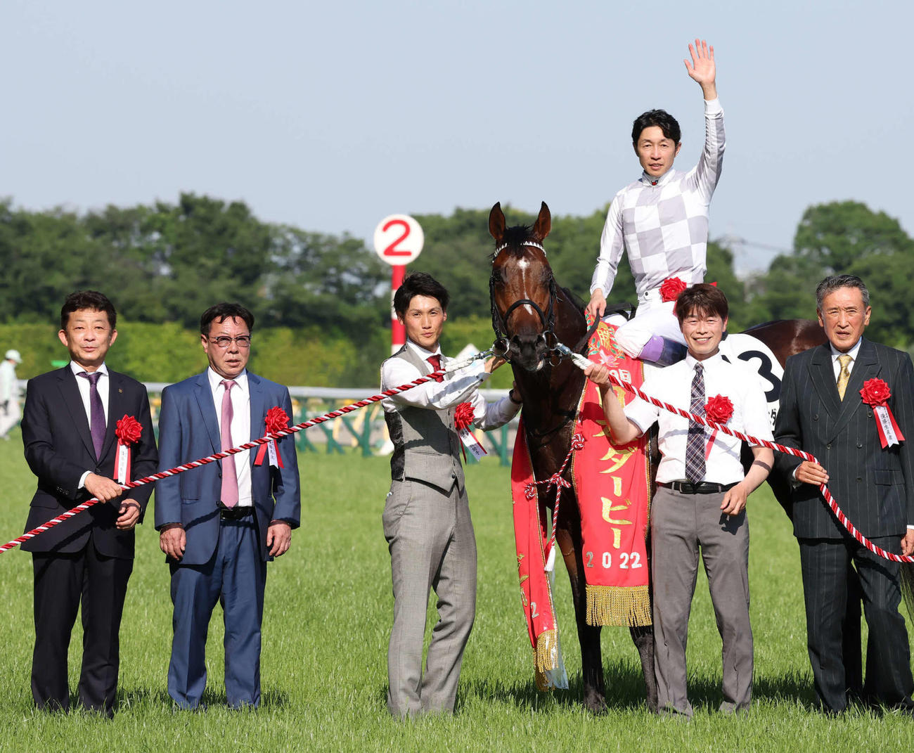 ダービーを制したドウデュースと武豊騎手。左端は友道師（撮影・丹羽敏通）