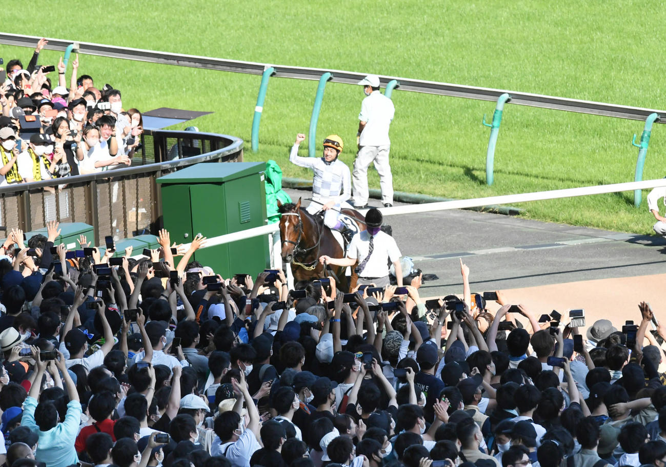 ドウデュースでダービーを制した武豊騎手はファンの拍手にガッツポーズで応える（撮影・酒井清司）