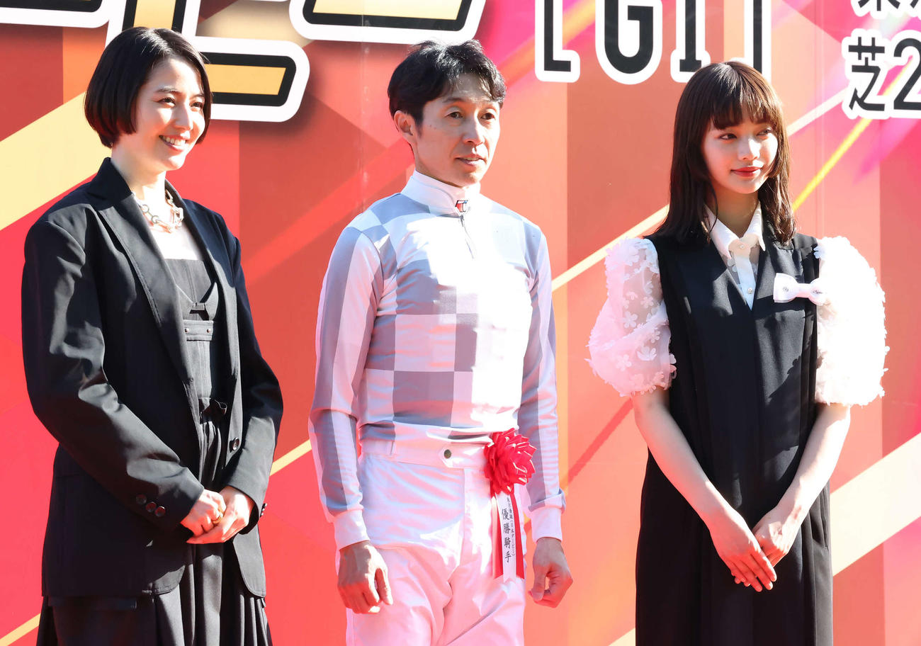 ダービーを制した武豊騎手はプレゼンターの長澤まさみ（左）、見上愛（右）と記念撮影（撮影・丹羽敏通）