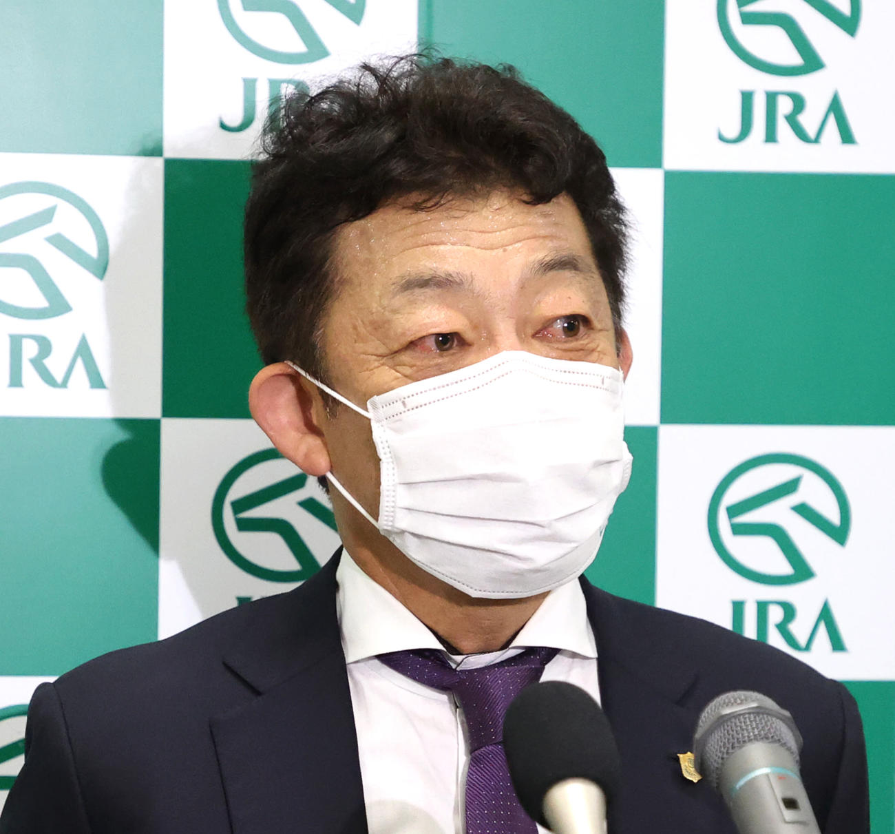 インタビューを受ける友道康夫調教師（撮影・鈴木正人）