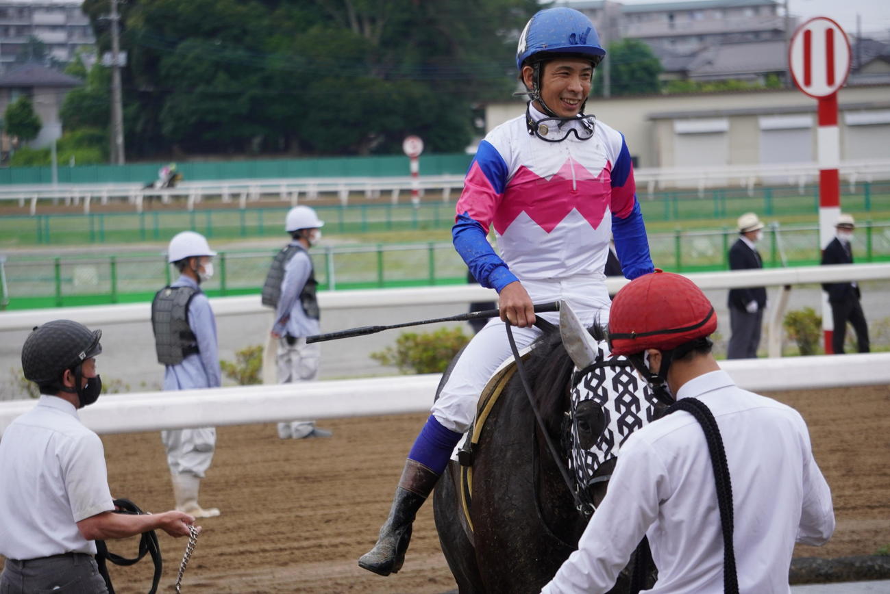 31日の浦和8Rでディーレクタに騎乗し、引き揚げてきた山林堂信彦騎手