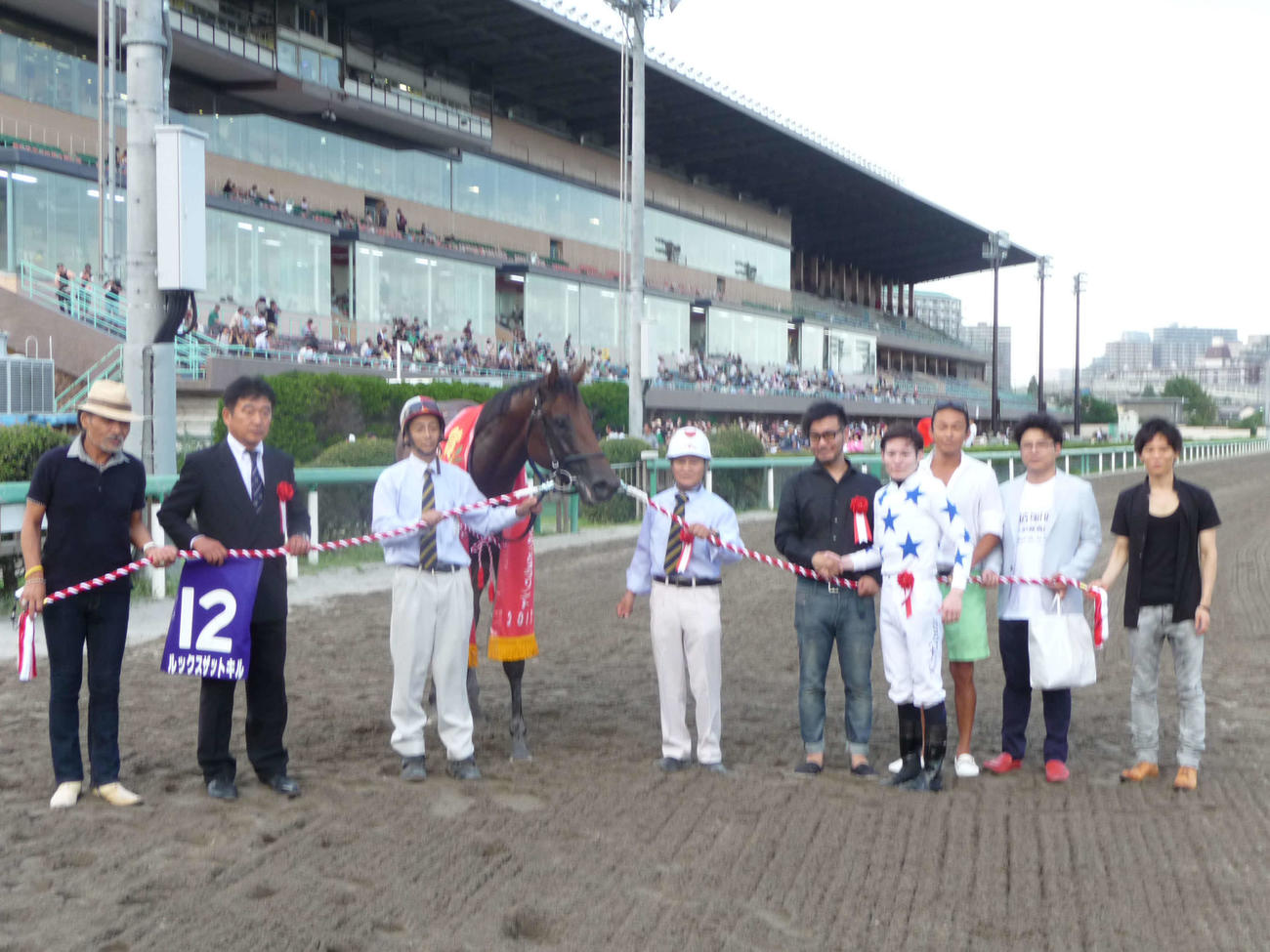 習志野きらっとスプリントを制したルックスザットキル。殊勲の早田功騎手はオーナーと喜びの握手を交わす。左から2人目が中村護師（2015年7月20日撮影）