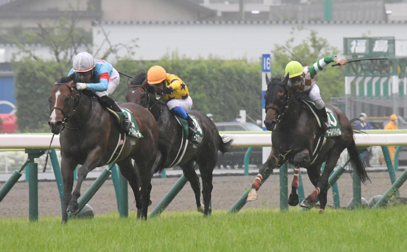 直線力強く抜け出したヴァイスメテオール（左）がラジオNIKKEI賞を制した（2021年7月4日撮影）