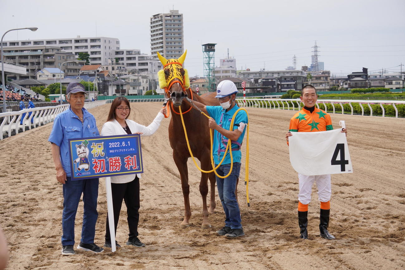 デビュー初勝利を飾った室陽一朗騎手（右）