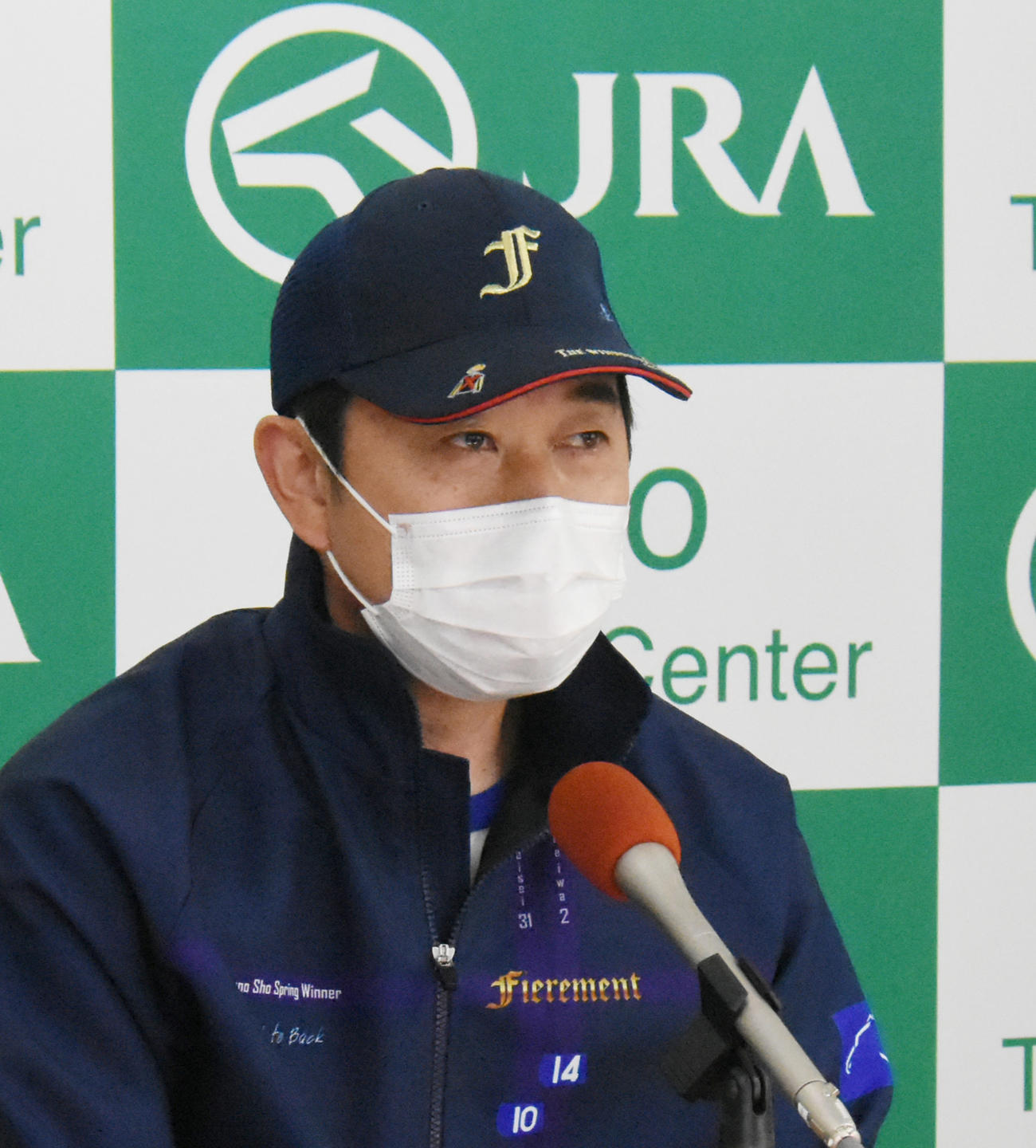 シュネルマイスターの追い切りを終え、共同会見する手塚調教師（撮影・酒井清司）