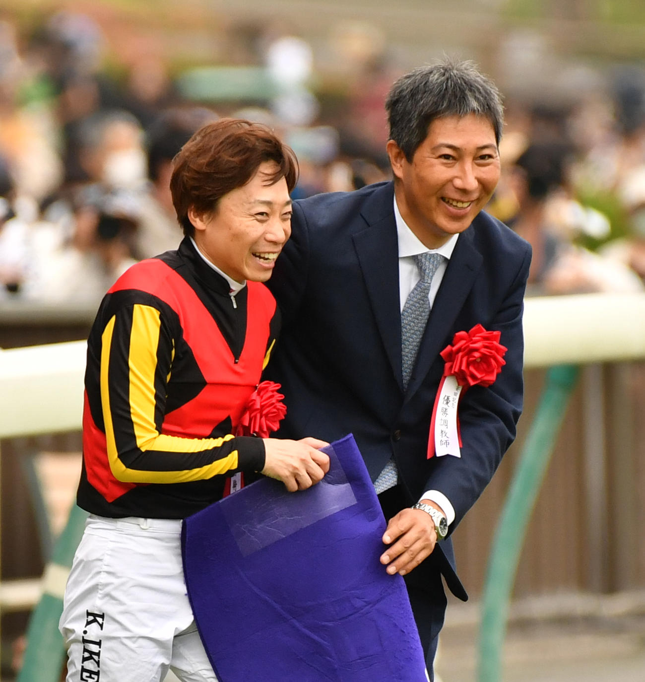 安田記念を制したソングラインの池添騎手（左）は林調教師と喜び合う（撮影・柴田隆二）
