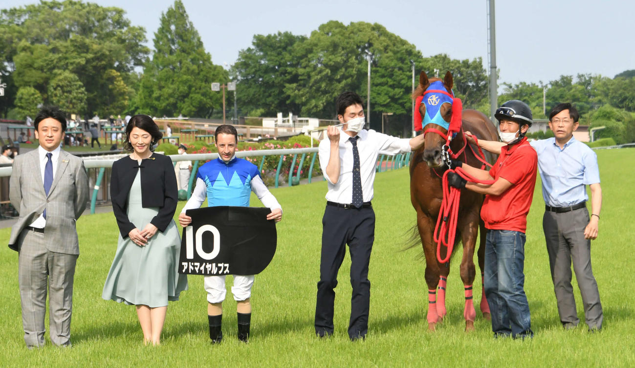 アハルテケSを圧勝したアドマイヤルプスとルメール騎手（撮影・酒井清司）
