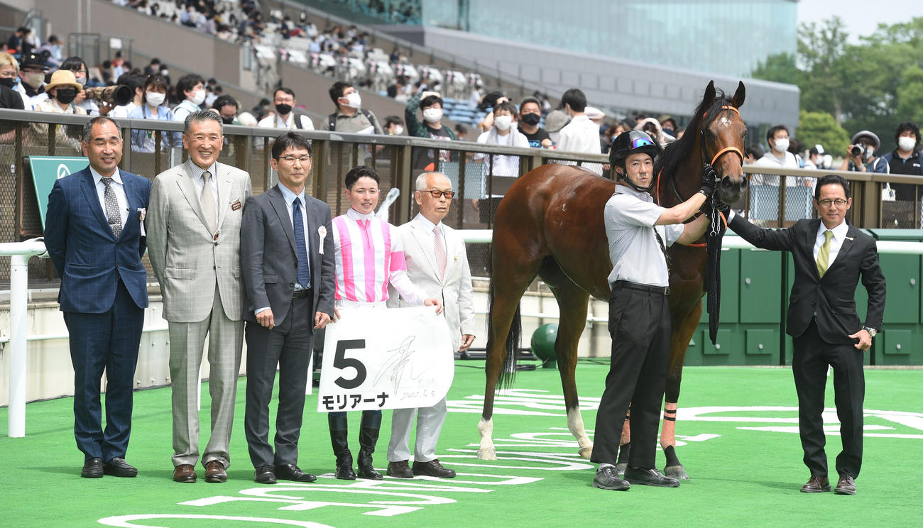新馬戦を制したモリアーナと武藤雅騎手（左から4人目）、右端は武藤師（撮影・柴田隆二）