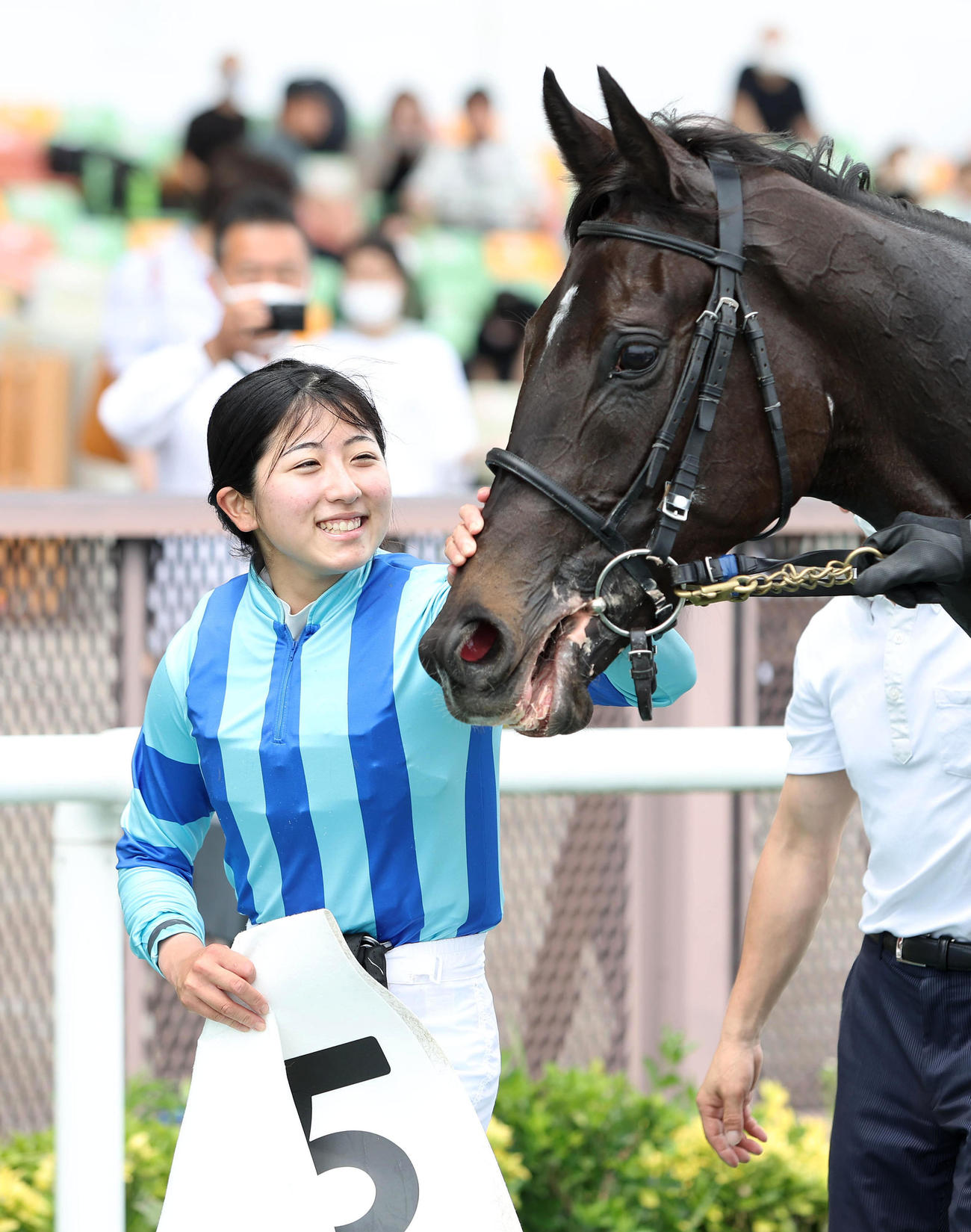 レディズビークの顔をなでる今村聖奈騎手（撮影・白石智彦）