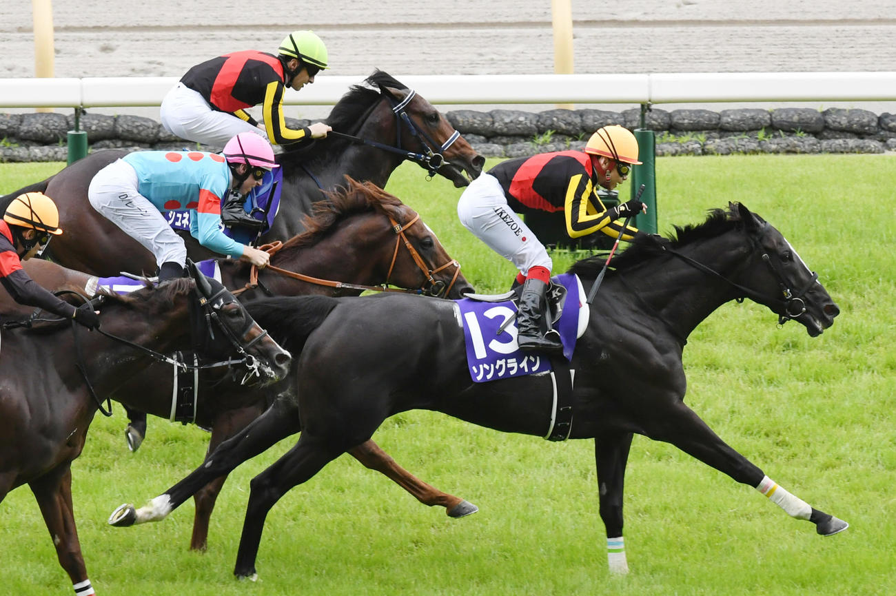 安田記念を制したソングライン（手前）。奥は2着のシュネルマイスター（撮影・酒井清司）