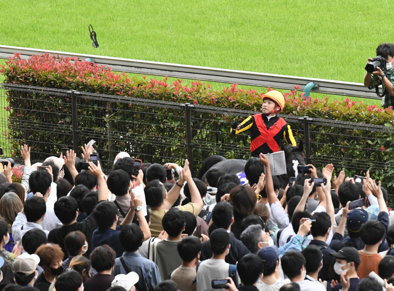 ソングラインで安田記念を制した池添騎手は、ファンの拍手にゴーグルをプレゼント（撮影・酒井清司）