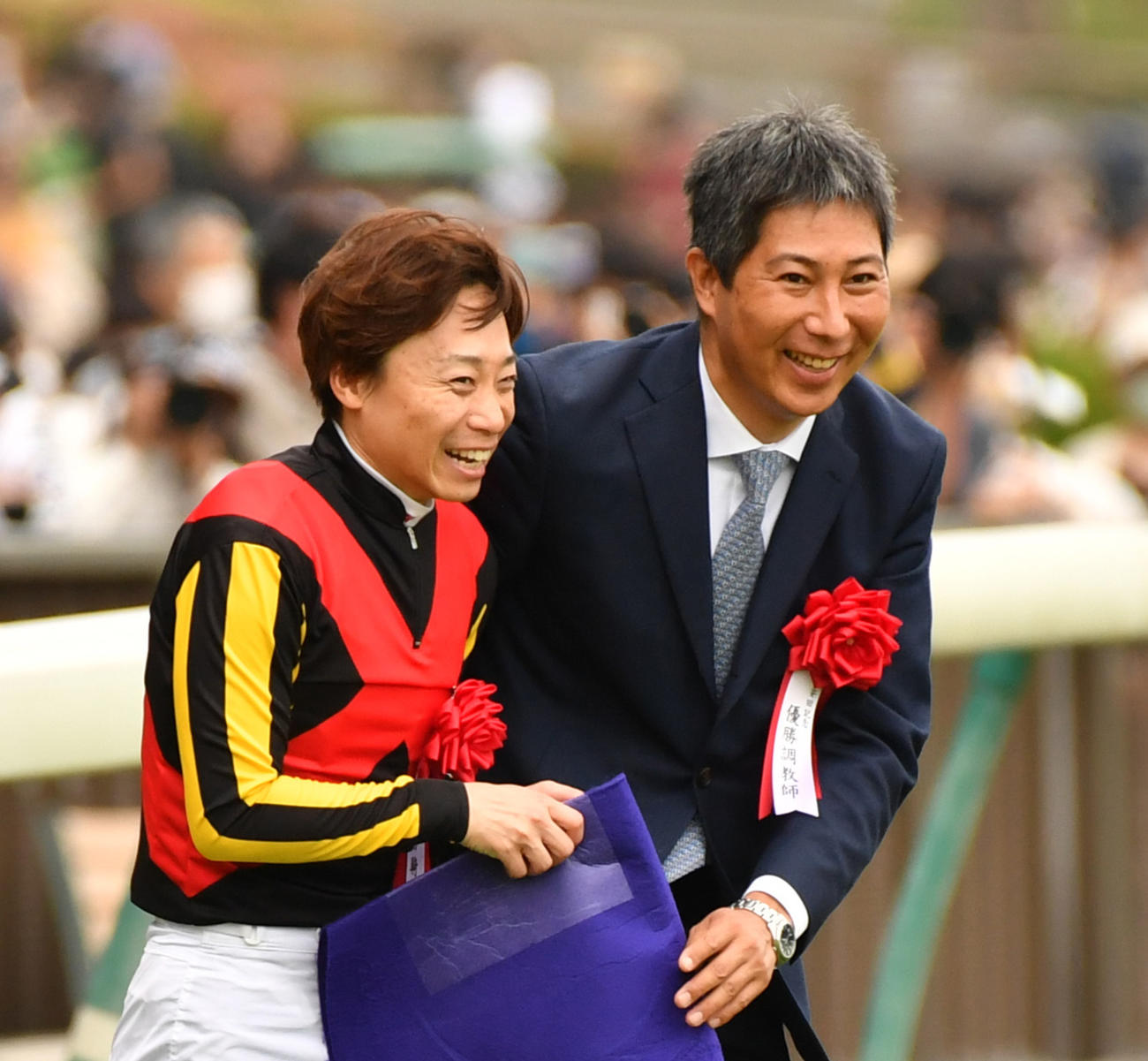 安田記念を制したソングラインの池添騎手（左）は林調教師と喜び合う（撮影・柴田隆二）